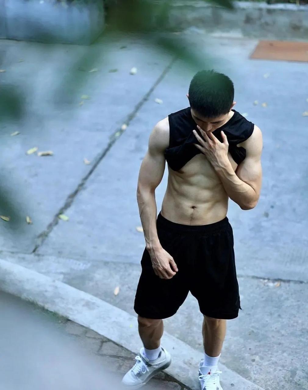 虎牙帥哥撩起上衣露腹肌，寸頭腹肌難以抵抗– BOY69